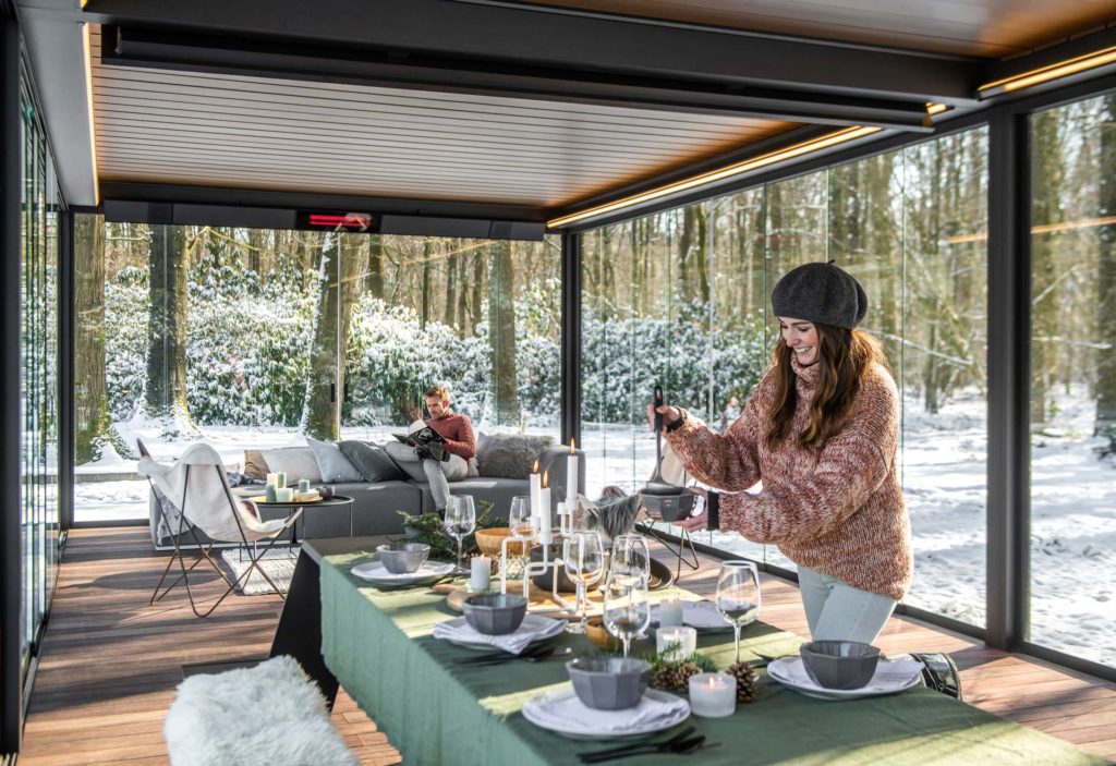 Repas chaleureux entre deux personnes sous une pergola bioclimatique